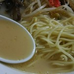 春華苑 - スープと麺アップ
