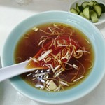 珍々軒 - 付属のスープと漬物が良い！