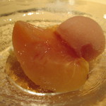 エノテカラウラ - 桃のコンポートと桃のシャーベット、フロマージュブラン
      