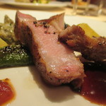 エノテカラウラ - 金華豚のロースト、黒ニンニクのソース、万願寺とうがらし
      