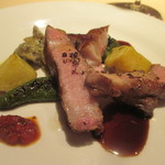 金華豚のロースト、黒ニンニクのソース、万願寺とうがらし
          