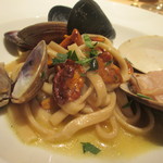 エノテカラウラ - ハマグリ、北海道浅利、ムール貝、ジロール茸のトレネッテ
      