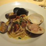 ハマグリ、北海道浅利、ムール貝、ジロール茸のトレネッテ
          