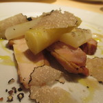 エノテカラウラ - 華味鳥燻製、ホワイトアスパラガス、サマートリュフ
      