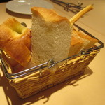 エノテカラウラ - フォカッチャ、グリッシーニ