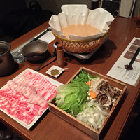 イベリコ屋 六本木店 - イベリコ屋 六本木店(東京都港区六本木)～少し贅沢なコースで味わう～IBERICO-YA 5000円コース・イベリコ豚のコラーゲンしゃぶしゃぶ鍋