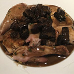 ラチュレ - これソースと共に深く旨い！黒皮と香茸なんて1番滋味がある茸の共演。幼雉に黒皮と香茸のソース