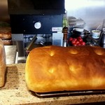 Casa tua Satoh - 右は米粉パン