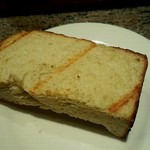 オリーブのパン。ずっしり密度が高くもっちり(^-^)