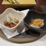 名古屋コーチン 堀江 - お通しのまぐろ赤身づけ。箸休めの大根おろし。
      