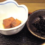 花門 - 小鉢はマグロの角煮と昆布の佃煮でした