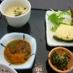 Yurari - 茶碗蒸し、カボチャの炊いたもの、ほうれん草おひたし、パイナップル