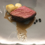 リナシメント - 56℃で4時間調理した黒毛和牛イチボのビステッカ、タジャスカオリーブのスーゴとスリランカ産生胡椒