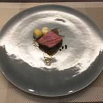 リナシメント - 56℃で4時間調理した黒毛和牛イチボのビステッカ、タジャスカオリーブのスーゴとスリランカ産生胡椒