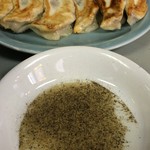 赤坂珉珉 - 焼餃子540円は胡椒酢で