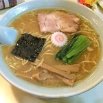 龍朋 - 2016.10
      ラーメン600円　
      個人的にはスープ単体で
      頂くより薄く感じた。
      