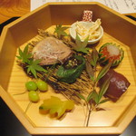 かま田 - ⑦八寸　手毬寿司　いくら醤油漬け、柿の白和え、生麩田楽、木の葉南瓜、鴨ロース、銀杏松葉串