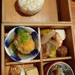 日本のお料理 稲垣 - ◆2段重・・下段には「ちりめん山椒」がタップリ混ぜ込まれたご飯。
            上段には様々なお料理が盛り込まれています。