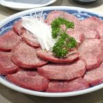 たん清 - 続いては上タン塩焼き2000円をオーダー。分厚く美味しそうな姿が食欲をそそります。