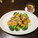 京鼎樓 - 秋鮭とキノコの黒豆炒め