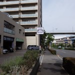 熟成肉LAB DA★BUTCHERS - 通り沿いの店舗（左手）と看板（中央）