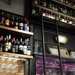 熟成肉LAB DA★BUTCHERS - 熟成庫近くのワイン棚