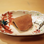 赤坂 詠月 - 丹波産の大納言、自家製のどら生地で包んで