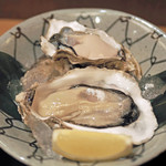 赤坂 詠月 - 生牡蠣２種、奥が北海道昆布森産、手前が岩手赤崎産