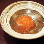 赤坂 詠月 - 初物の生のいくらを醤油漬けにしたものと、大根おろしをぬか漬けと煮たものとあわせ、醤油に漬けた柚、柚香（ゆのか）をすりおろしてふったもの
