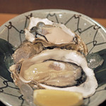 赤坂 詠月 - 生牡蠣２種、奥が北海道昆布森産、手前が岩手赤崎産