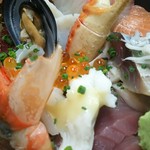 おかもと鮮魚店  - 内容豪華な海鮮丼