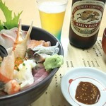 おかもと鮮魚店  - 一番人気の海鮮丼 1000円です  あら汁付き