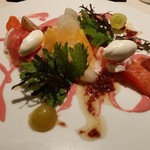 レストラン 間 - 富士山麓鱒の軽いフュメと生ハム  旬のフルーツサラダと木苺のアレンジ