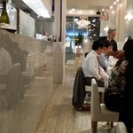 店内は奥へと、細長い造りだった。