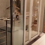 アメリカ橋を渡って右折、チョッばかり歩いた左手の建物の一階にある、