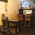 グリーンカレー専門店 メティ - カウンター席ととテーブル席