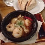 Whisky Dining WWW.W - 【2016年10月】海老のアヒージョ　734円　バゲット216円