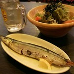 有明食堂 ビアホフ - お通しが秋刀魚一匹
            ビアホフサラダハーフ　580円（税抜）