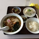 新華飯店 - 料理写真:ラーメン定食(注：おかずを一品を減らしています)