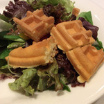 カフェ 英國屋 - ワッフルが乗った、付け合せのグリーンサラダ。