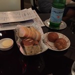 db bistro & oyster bar - バター（左）、デフォルトブレッド（真ん中）、サービスのグージェル（ミスドのポン・デ・リングぽい触感）（右）。ここまでは写真をとる余裕があったものの・・