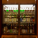 香家 - 日本全国の地酒の並ぶセラー