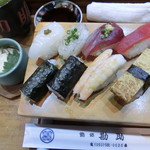 Kansuke Sushi - 特選ランチ。1,080円。味噌汁も付いてきますよ。