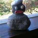 卓上で石の雪だるまがお出迎え