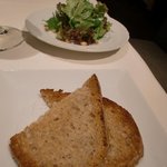 メゾン ポール・ボキューズ - 鴨のムースに添えられたパンとサラダ