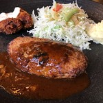 Kafe Ando Resutoran Garaku - ハンバーグのアップ、副菜は広島産カキフライを選択