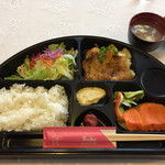 Kafeandoresutorambeshikku - 16/10/22訪問 組み合わせランチ(950円) 鮭のソテーと豚の生姜焼きの組み合わせです。