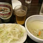 來々軒 - ビールについてくるおつまみ（左）と餃子についてくるスープ（右）