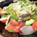 熟成魚と日本酒と藁焼き 中権丸 - 海鮮とアボカドサラダ～～