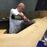 初音鮨 - 伊勢海老は締める前に日本酒を飲ませて鈍らせる